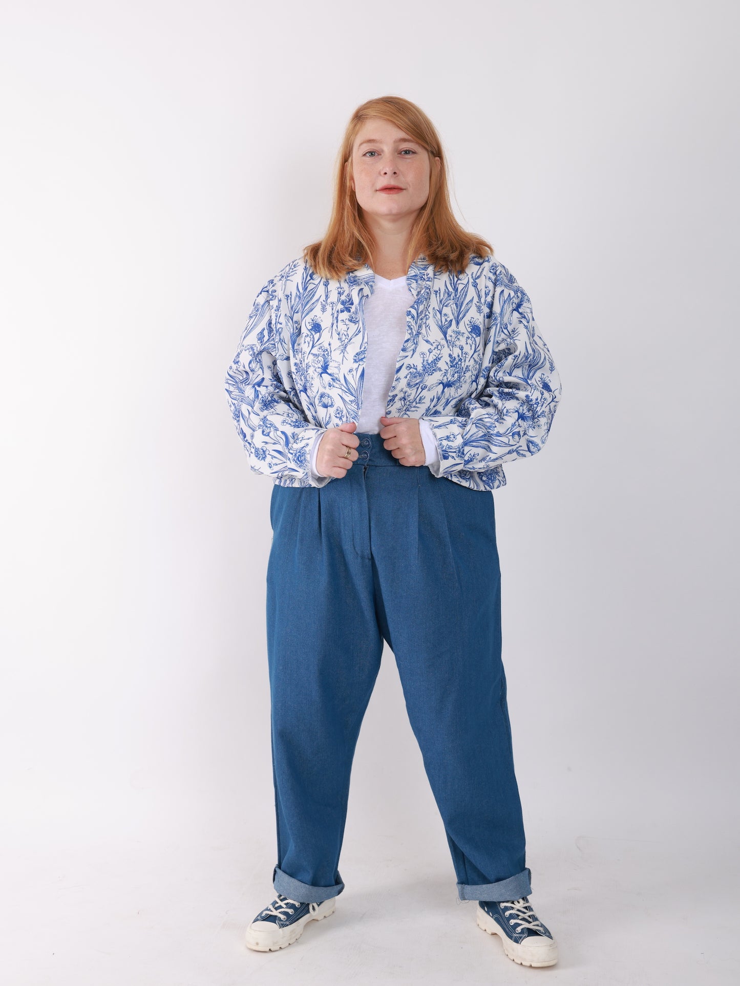 ג׳קט מותני צרעה - כחול לבן פרחוני