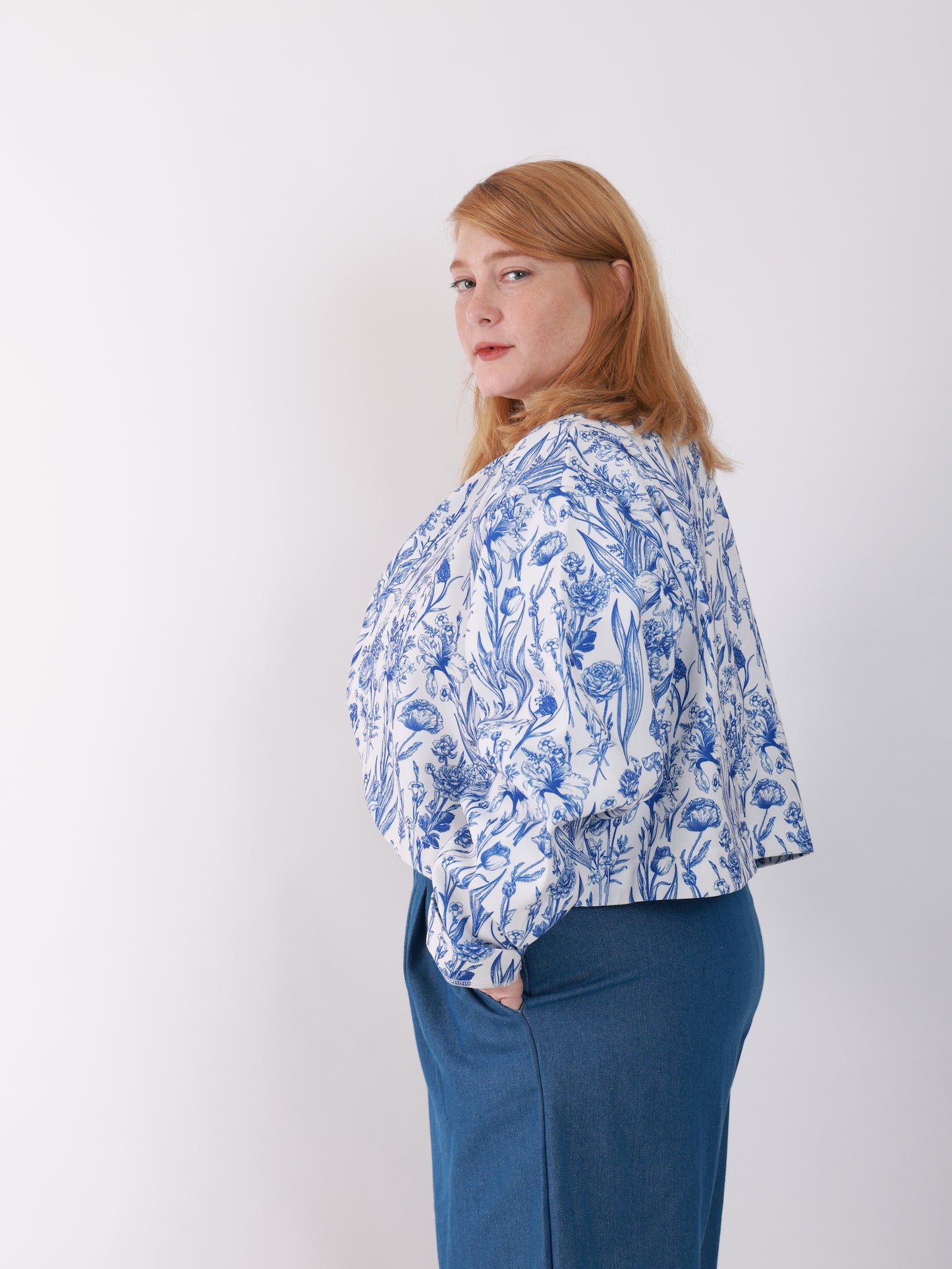 ג׳קט מותני צרעה - כחול לבן פרחוני