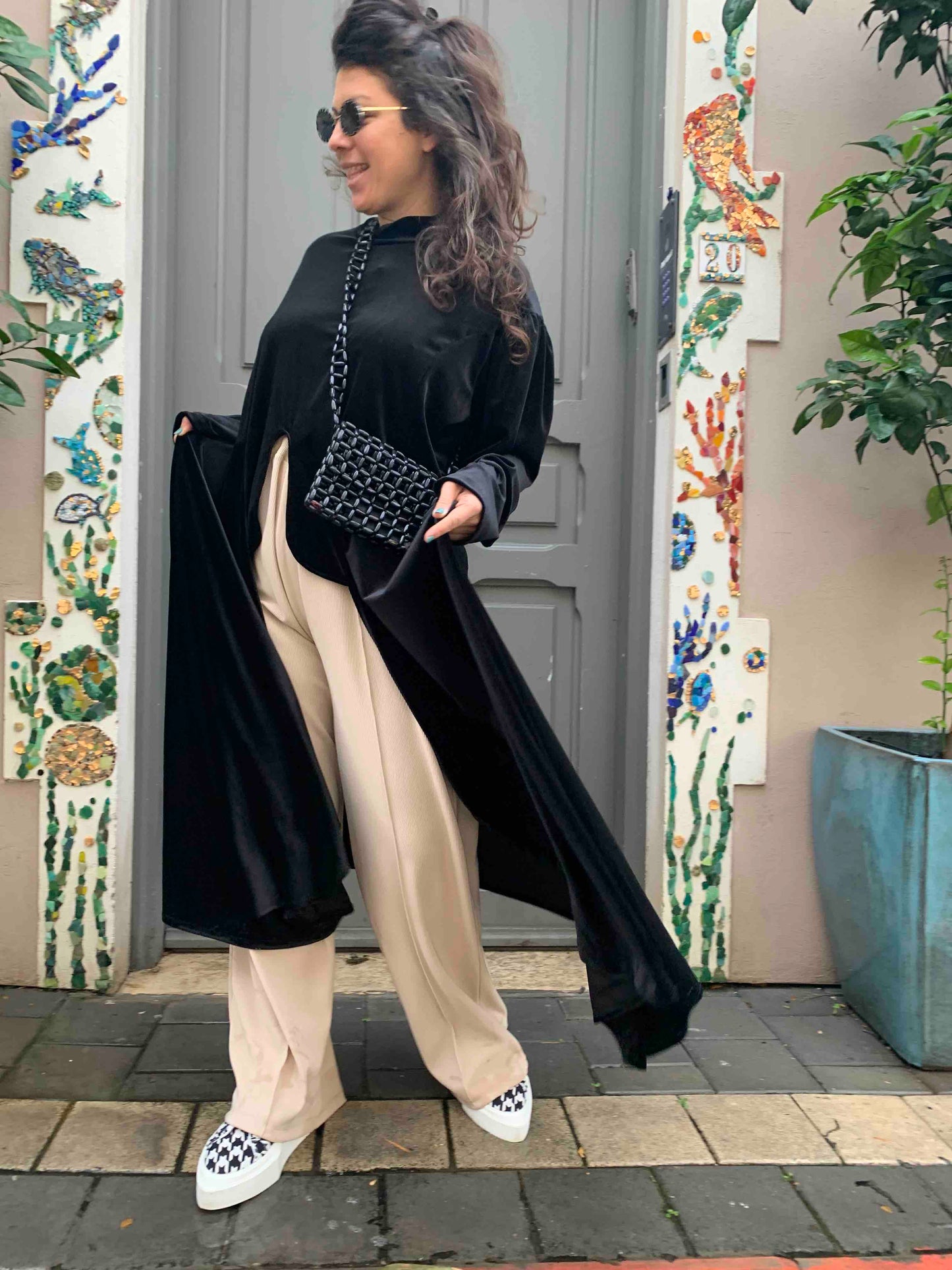 חולצת מלכת אנגליה- שחור קטיפה