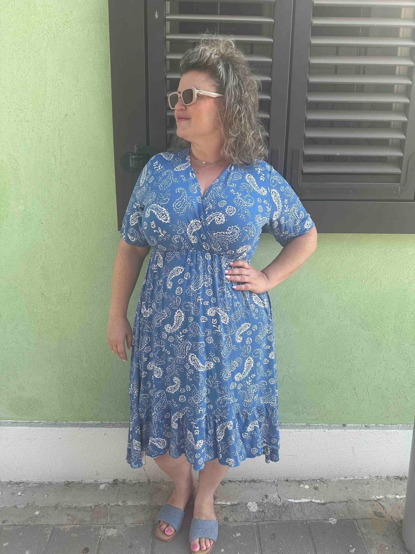 שמלת מדרגות הרבנות - פייזלי תכלת לבן