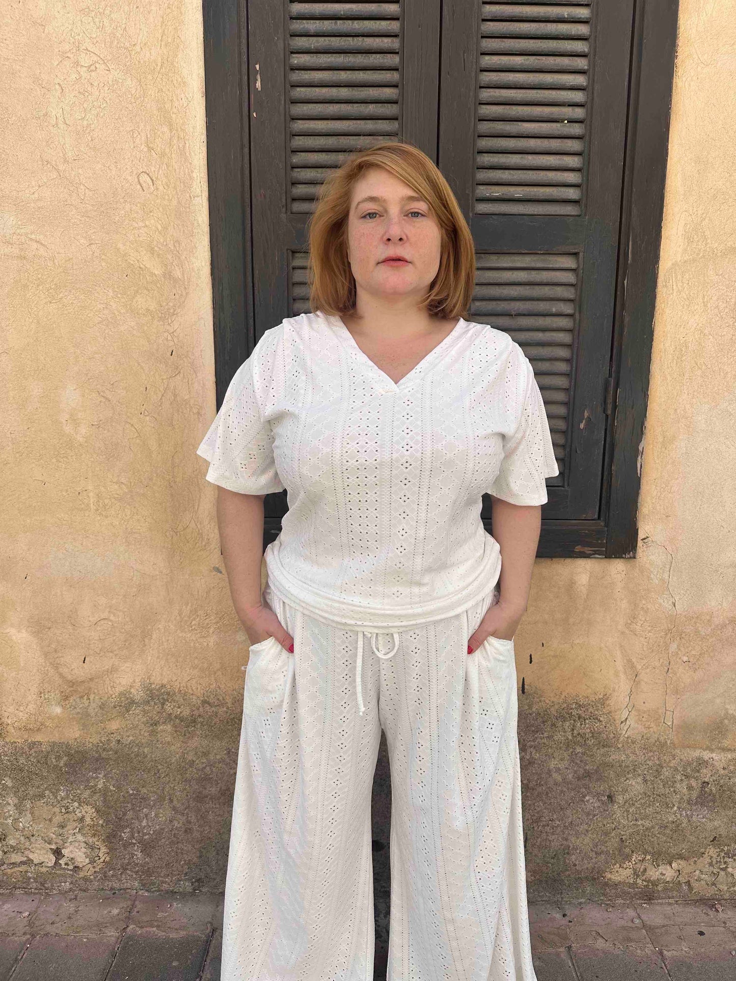 טישירט חרשנית -לבן לייקרה דמוי תחרה