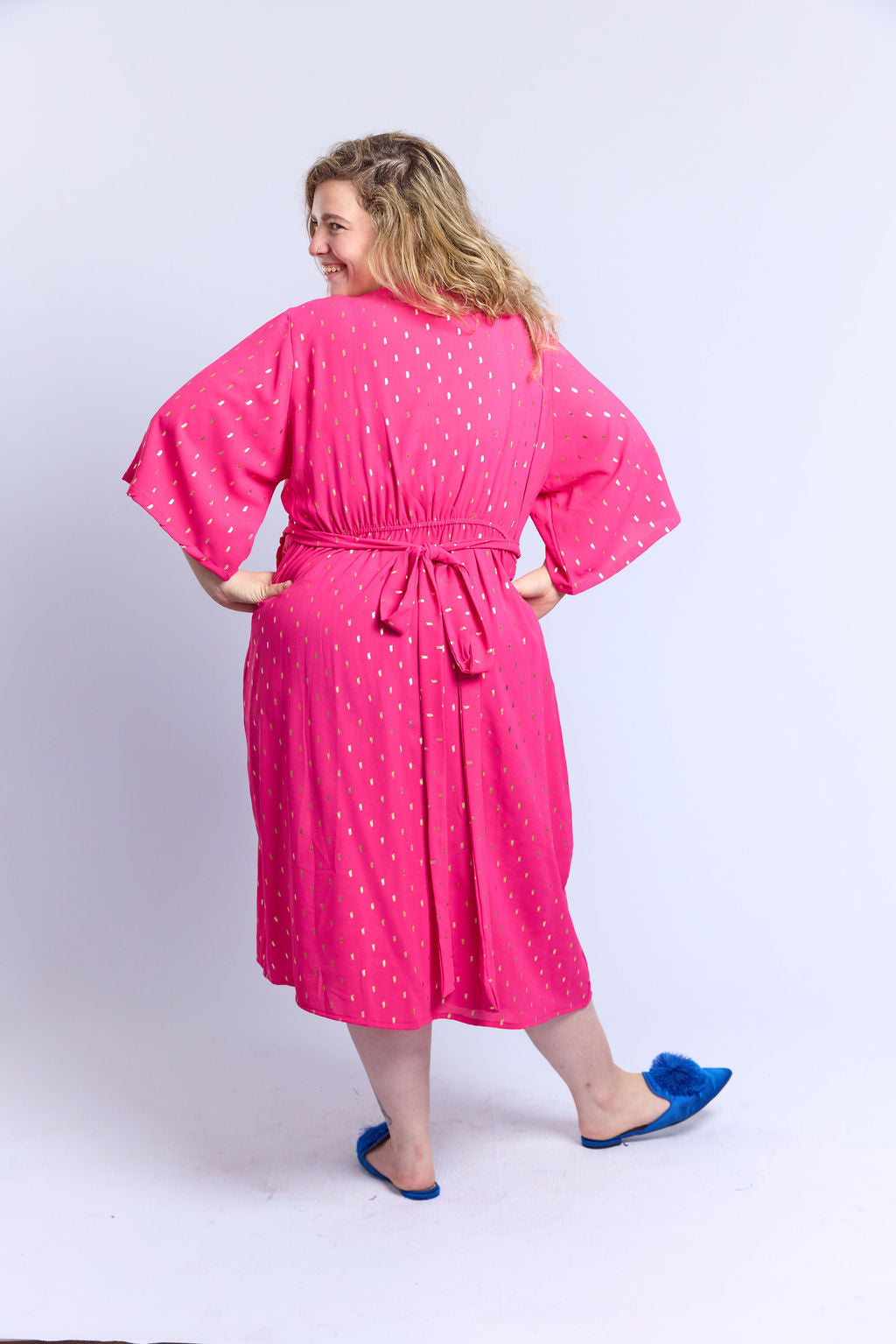 שמלת מעטפת הללי - ורוד מוזהב