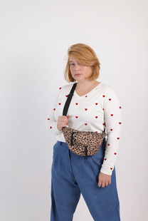 טישירט וי מאסט - אדום לבן לבבות