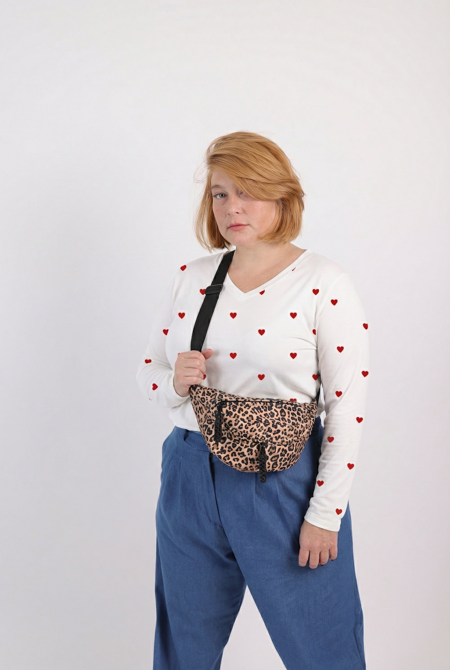 טישירט וי מאסט - אדום לבן לבבות