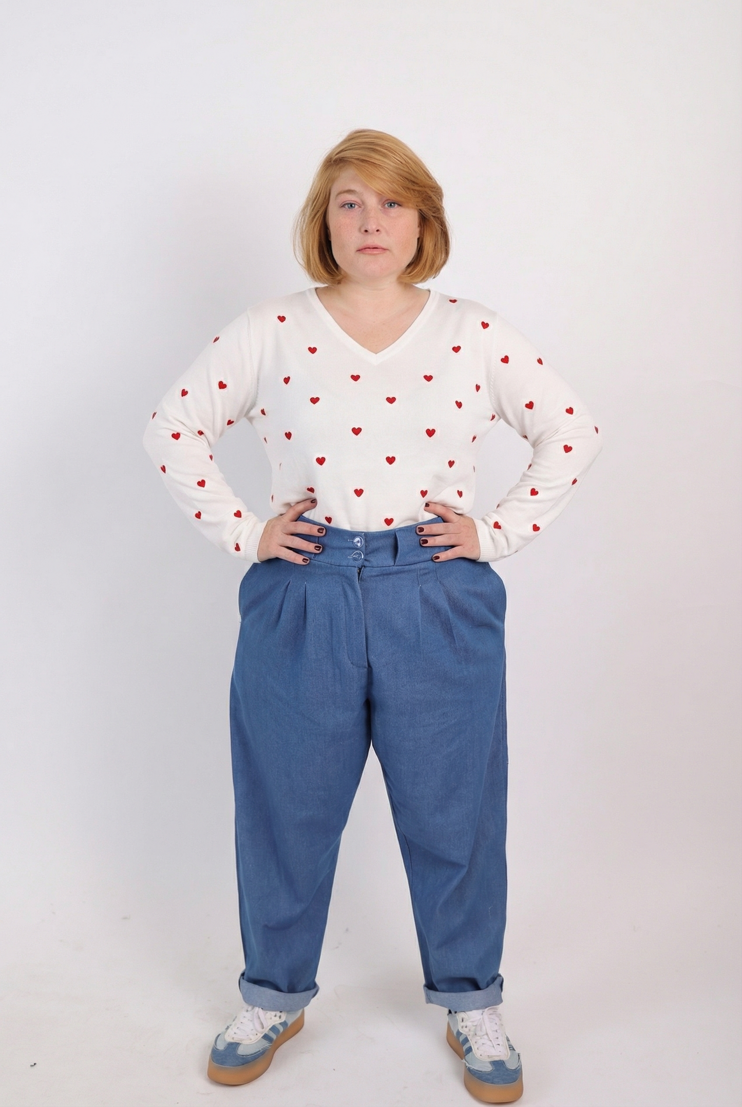 טישירט וי מאסט - אדום לבן לבבות